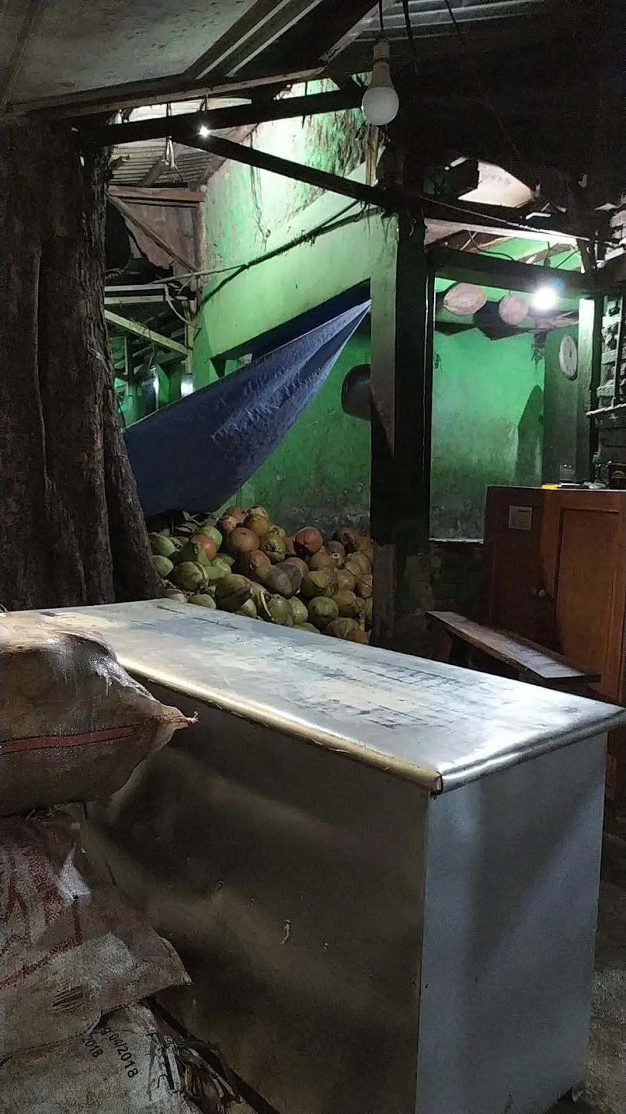 Es Kelapa Muda dan Kelapa Muda Utuh