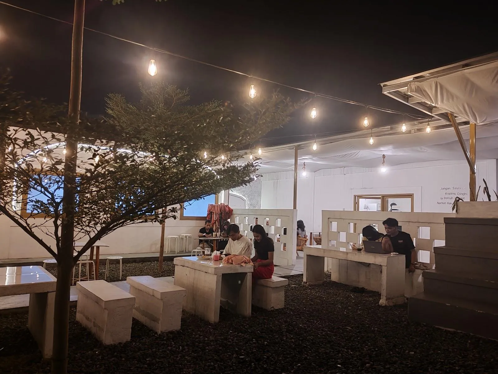 Holla Coffee & Resto 2