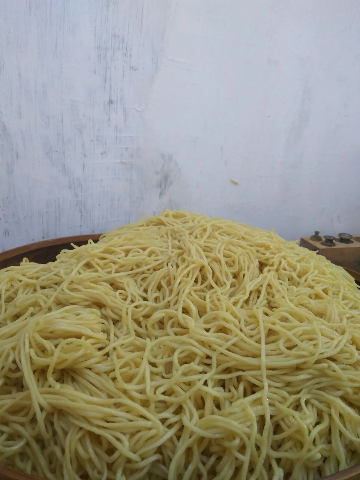 Mie basah dan kulit pangsit pesantren