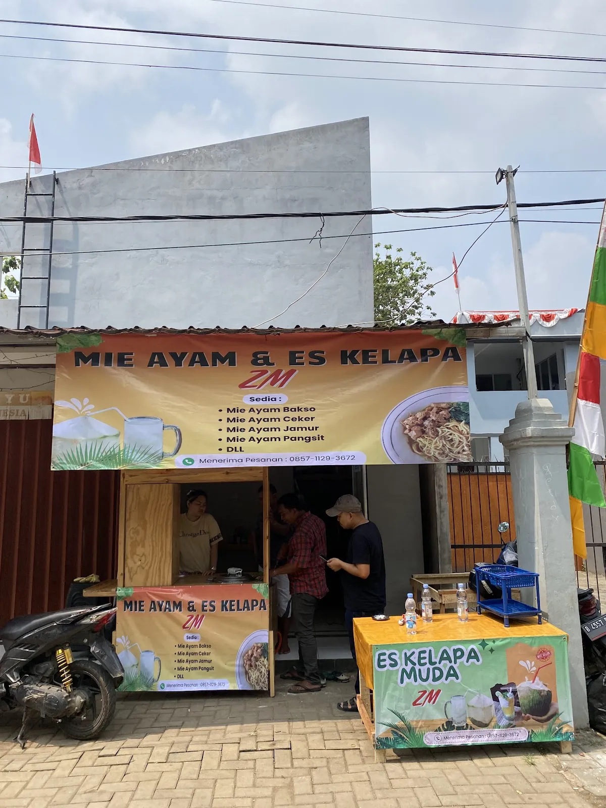 Mie ayam dan es kelapa zm