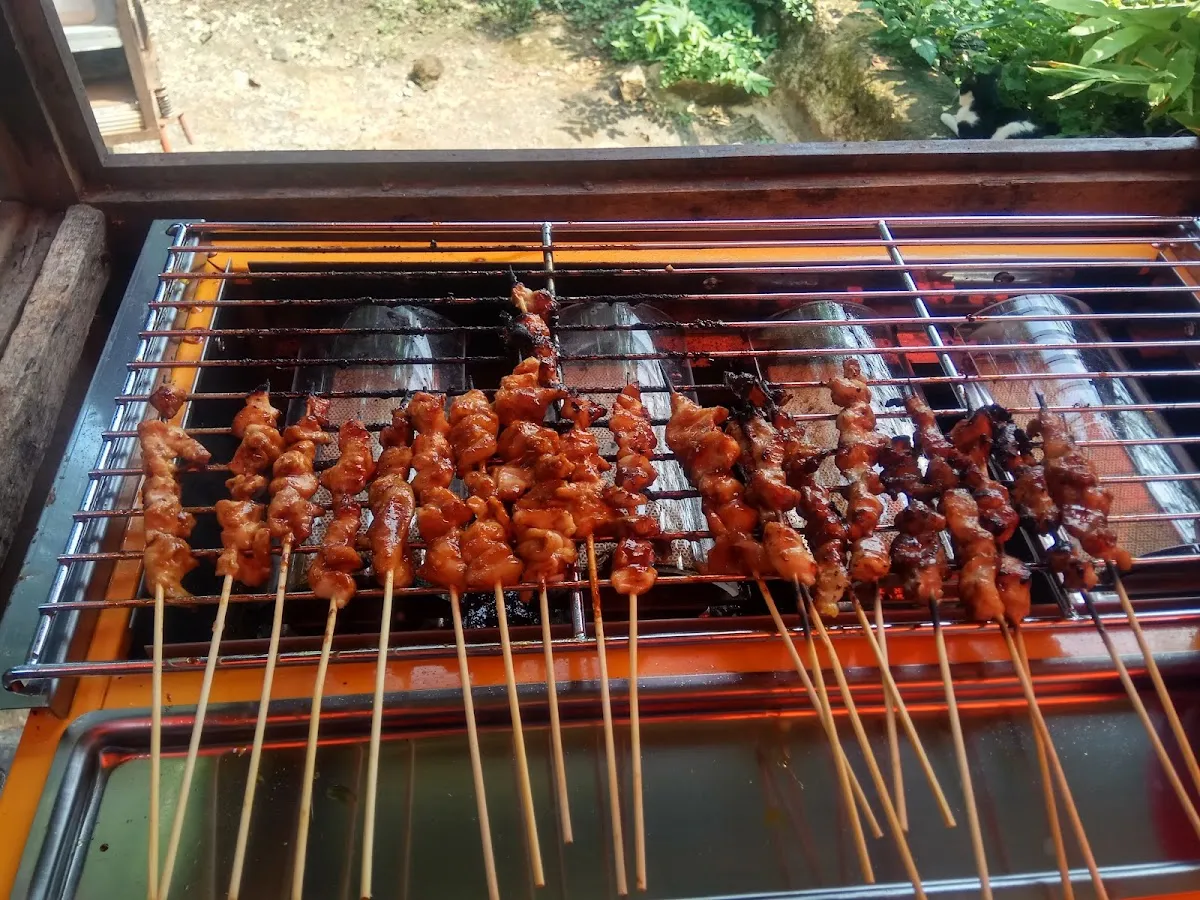 Aneka sossis dan sayap bakar